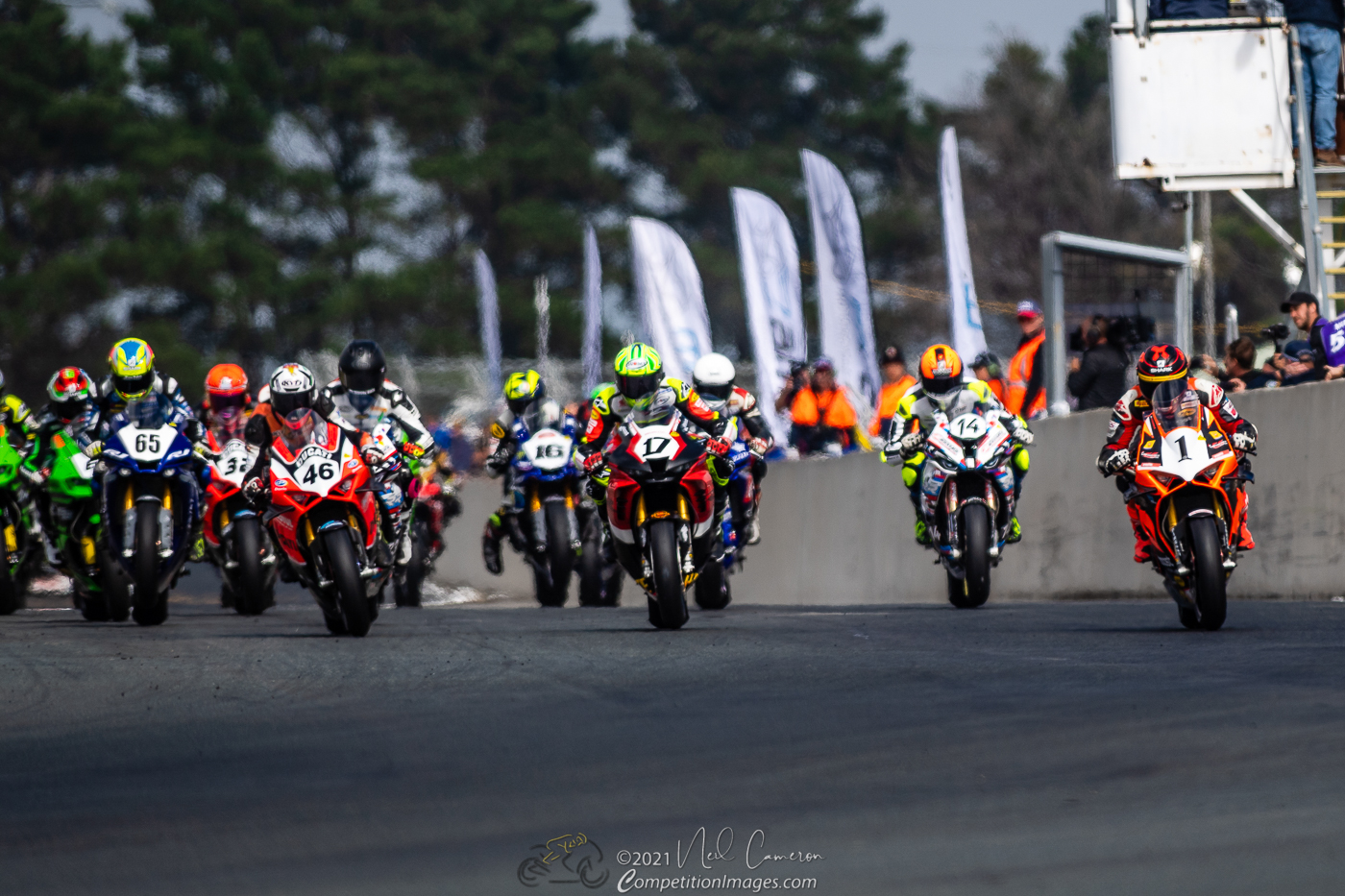 Wayne Maxwell leads from start