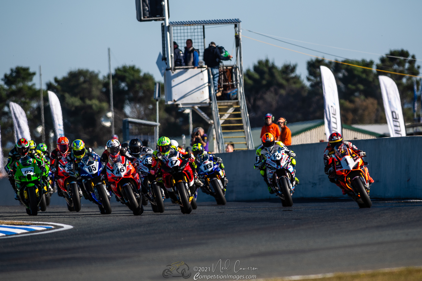 Wayne Maxwell leads from start