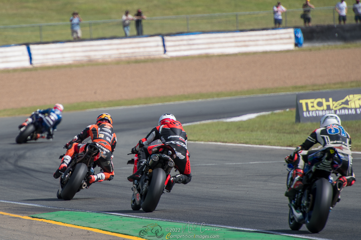 MIKE JONES LEADS THE FIELD THROUGH TURN 1